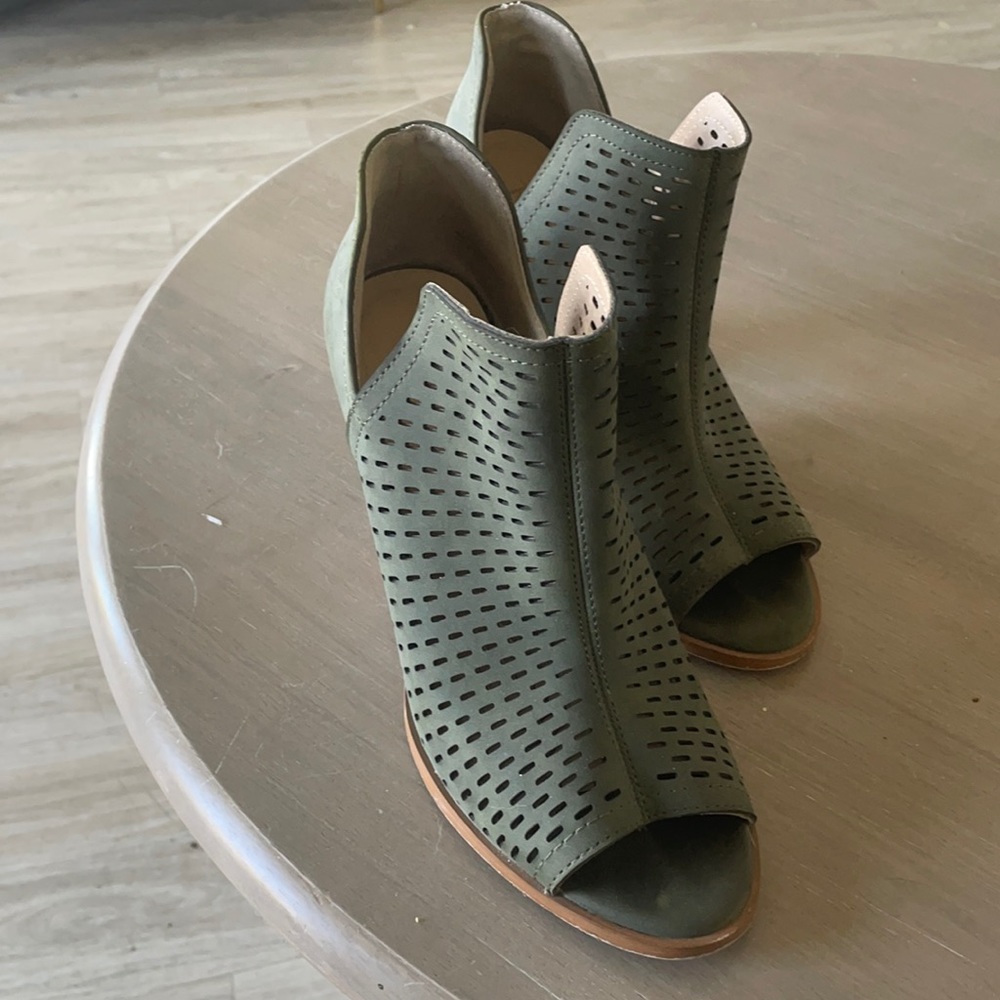 Restricted open toe wedge shoes